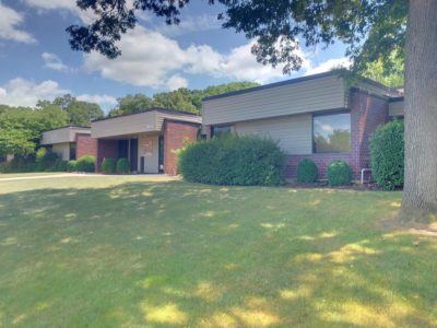 Beautiful office park in Cedar Rapids with abundant parking. Easy Access to street level